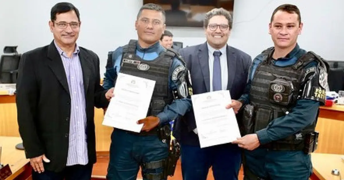 Câmara homenageia policiais militares que salvaram jovem no Previsul