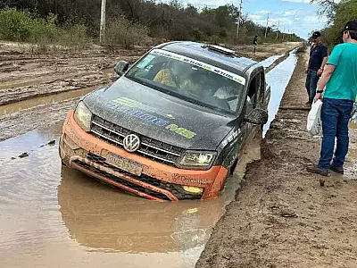 Caminhonetes na expedição da Rota Bioceânica atolam no Paraguai
