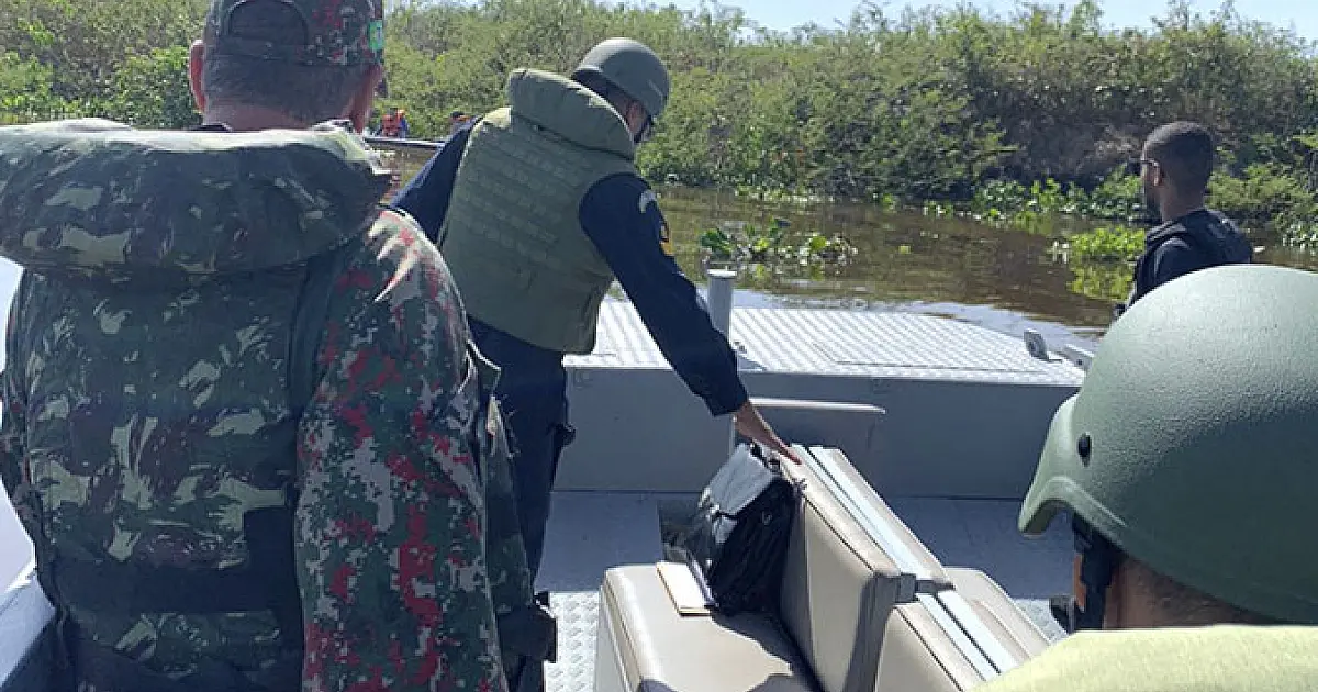 Fiscalização conjunta da Marinha e PMA autua 4 pescadores