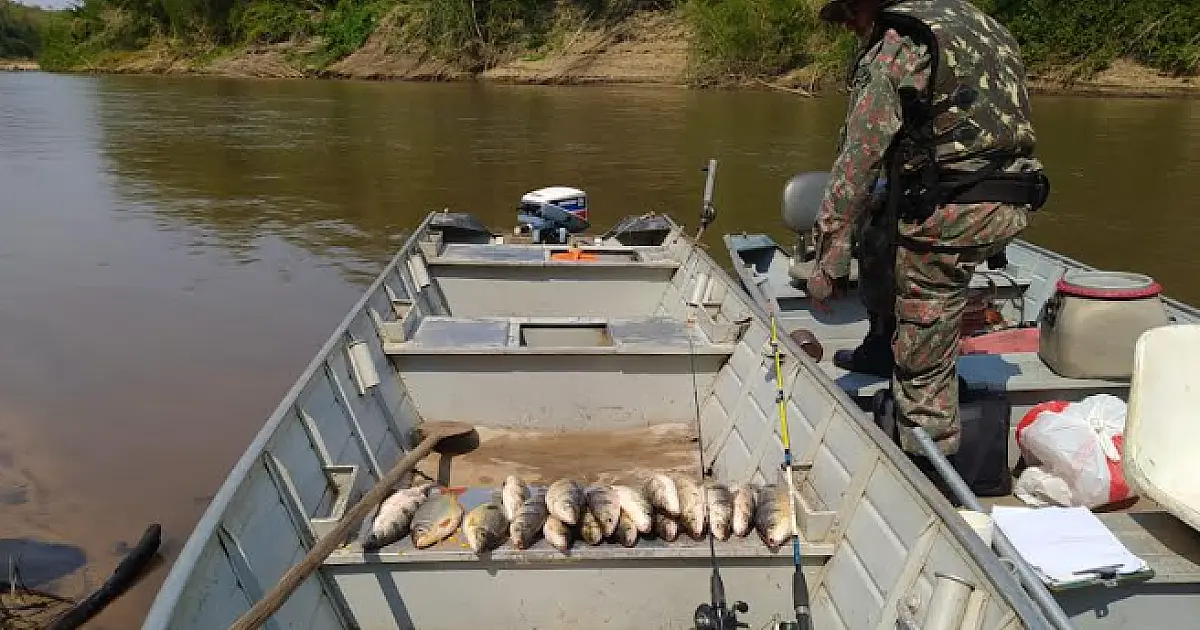 Dupla de pescadores são multados quase R$ 4 mil por pesca predatória no rio Miranda