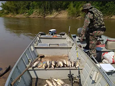 Dupla de pescadores são multados quase R$ 4 mil por pesca predatória no rio Miranda