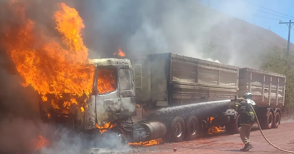 Carreta pega fogo na Estrada Vermelha e motorista sai ileso em Corumbá