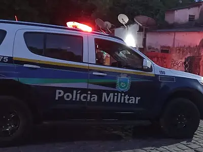 Mulher é presa acusada de espancar a filha de 12 anos