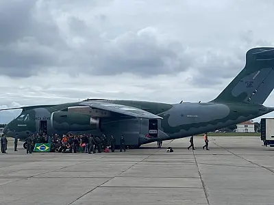 Novo voo de repatriação desembarca no Brasil com 66 brasileiros e três bolivianas