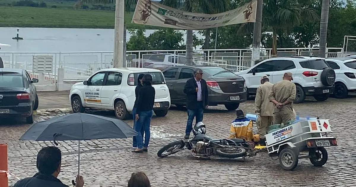 Entregador de gás desliza na pista molhada e colide em carro
