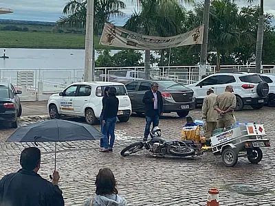 Entregador de gás desliza na pista molhada e colide em carro