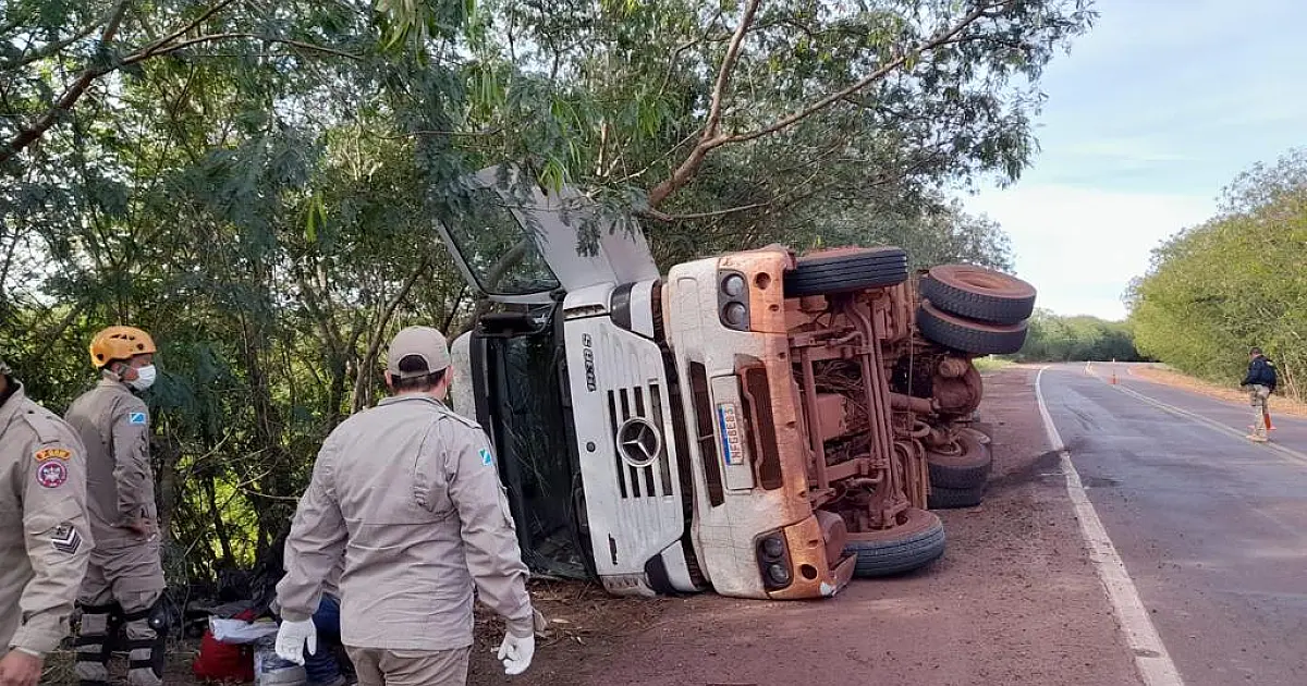 Caminhão com carga de carvão tomba na BR 262
