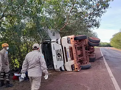 Caminhão com carga de carvão tomba na BR 262