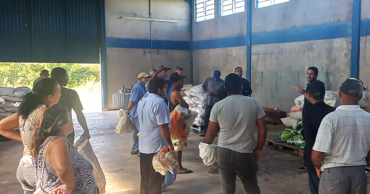 Produtores dos assentamentos recebem ureia fertilizante destinada pela Receita Federal