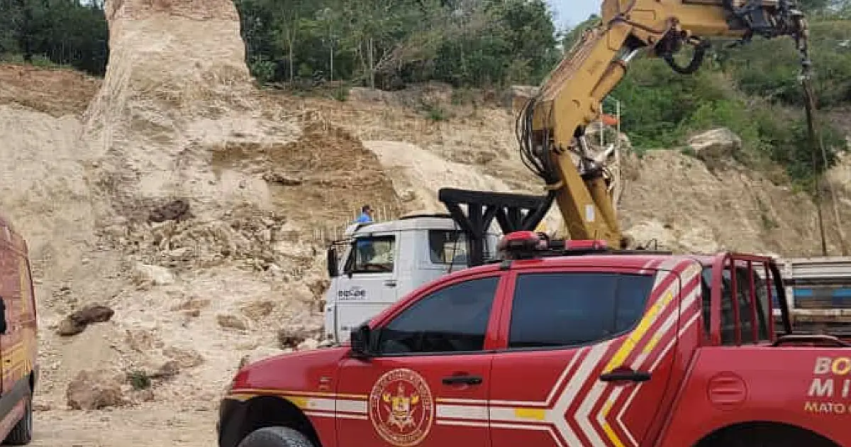 Operador tem o corpo comprimido em cabine de retroescavadeira