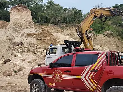 Operador tem o corpo comprimido em cabine de retroescavadeira