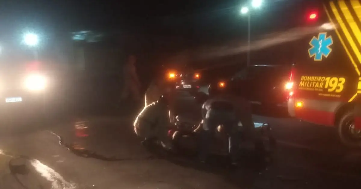 Motociclista sofre múltiplas fraturas e suspeita de traumatismo craniano em colisão