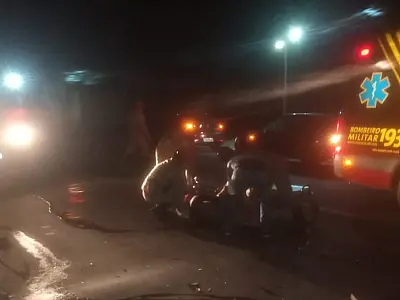 Motociclista sofre múltiplas fraturas e suspeita de traumatismo craniano em colisão