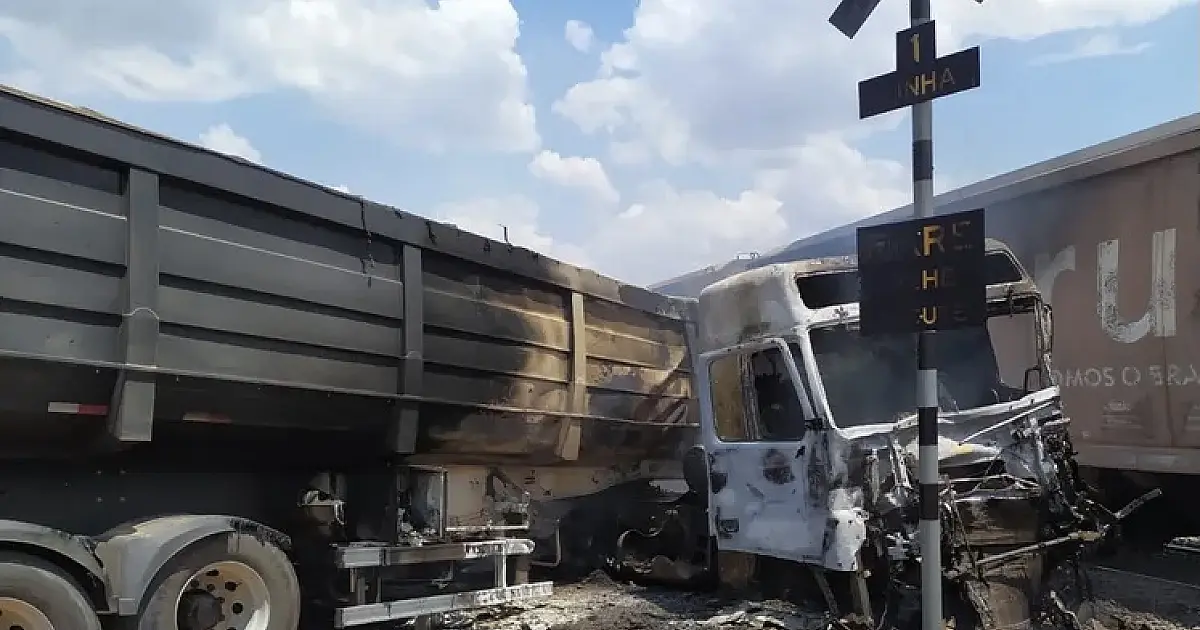 Carreta colide com trem, pega fogo e motorista fica ferido em MS