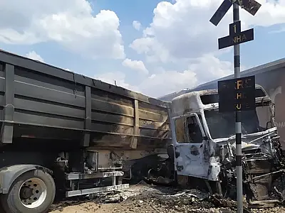 Carreta colide com trem, pega fogo e motorista fica ferido em MS