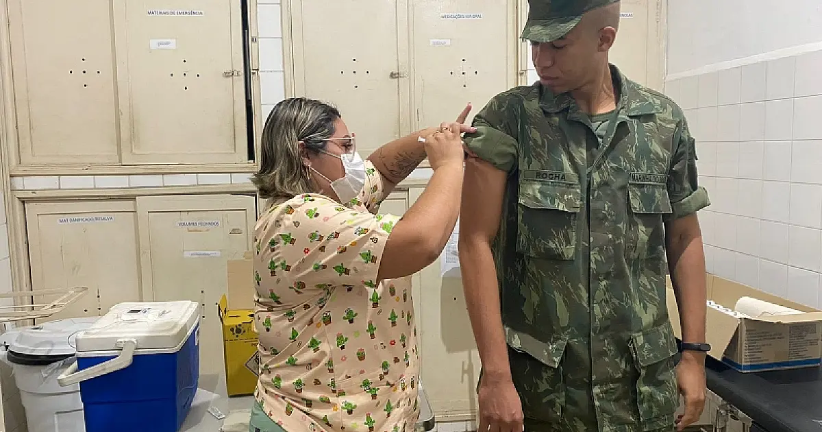 Militares são vacinados contra Covid e Influenza