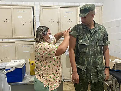 Militares são vacinados contra Covid e Influenza