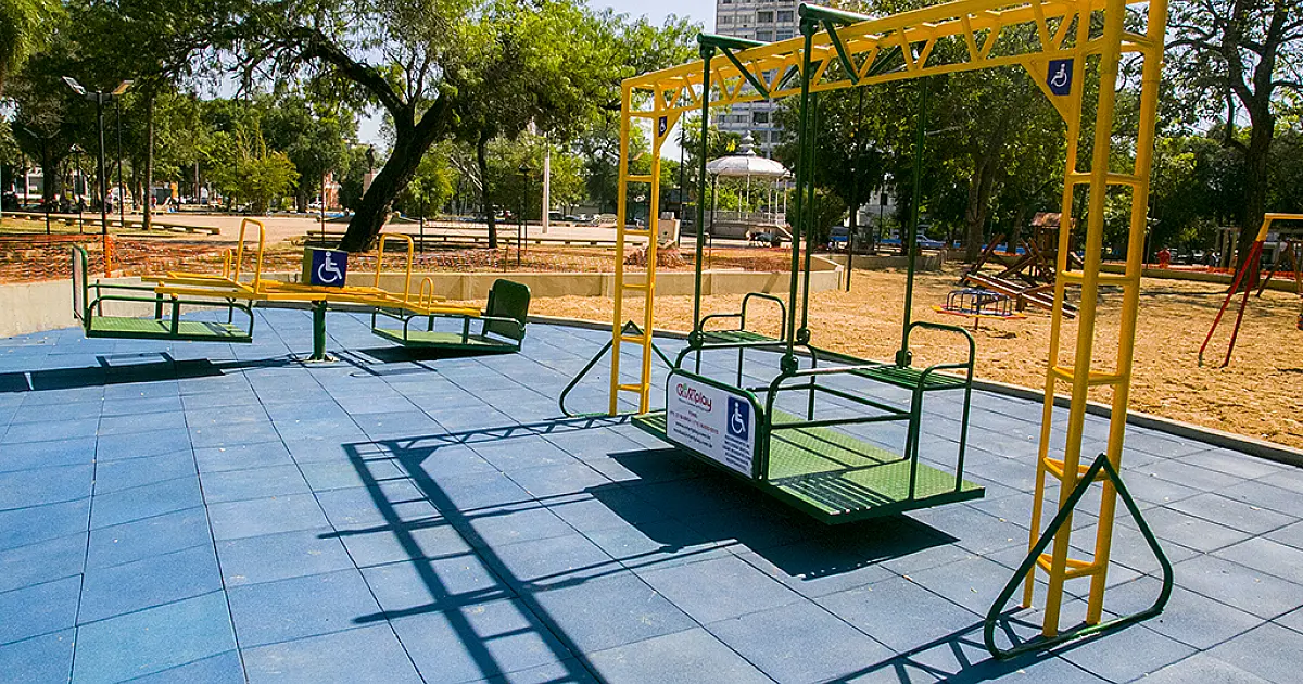 Parquinho do Jardim da Independência é reformado e recebe brinquedos inclusivos