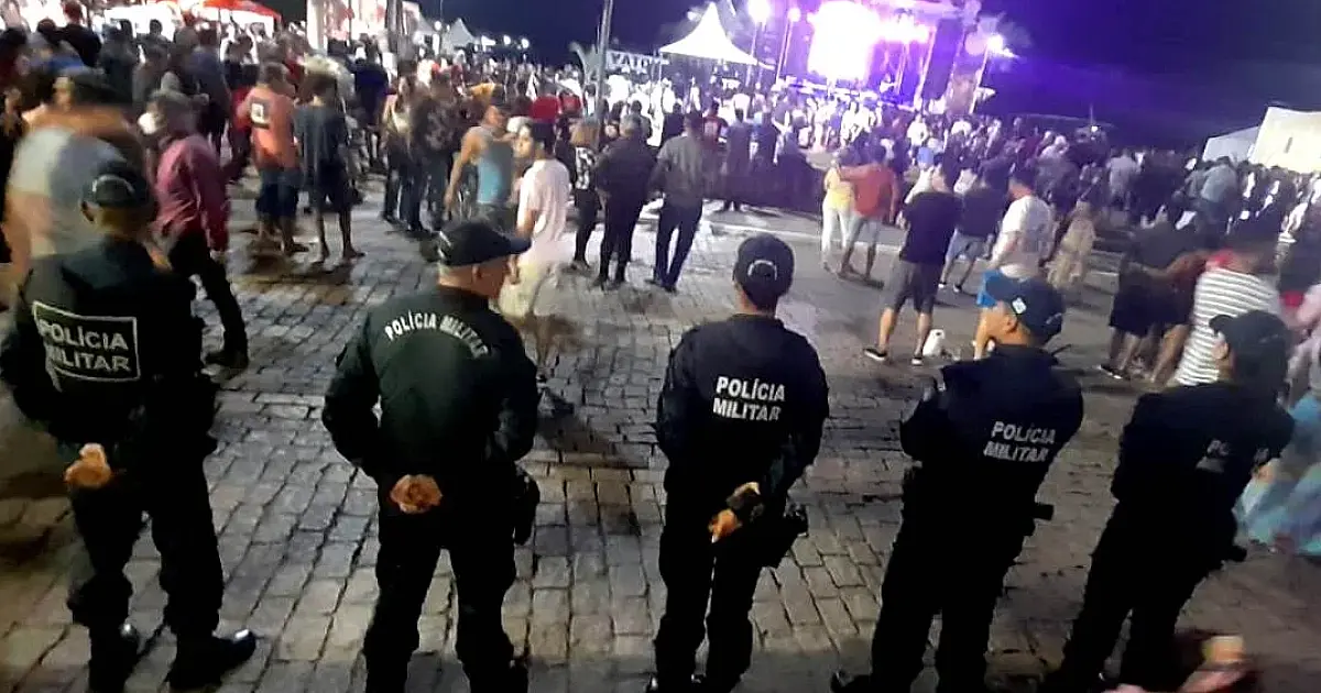 Mulher é detida após desacatar e exibir dedo do meio para policial no Arraial de São João