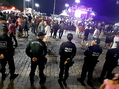 Mulher é detida após desacatar e exibir dedo do meio para policial no Arraial de São João