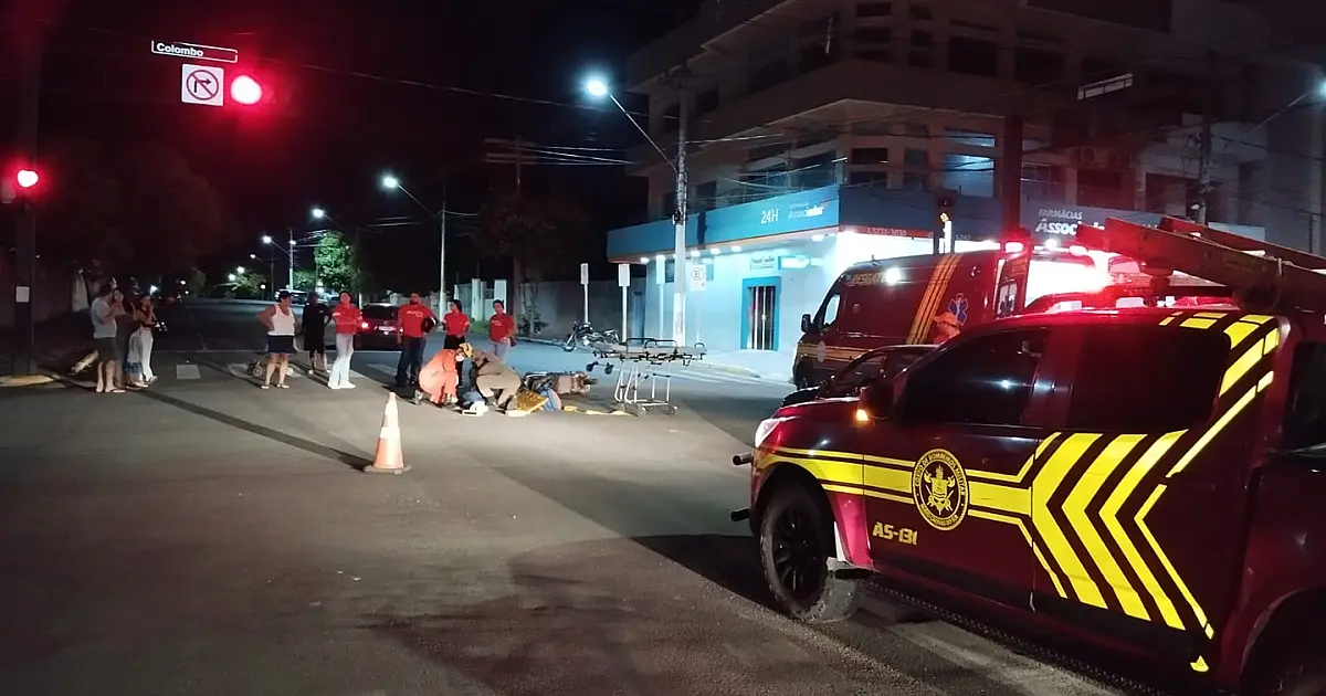 Motociclista fica ferida em colisão com carro em cruzamento no centro de Corumbá
