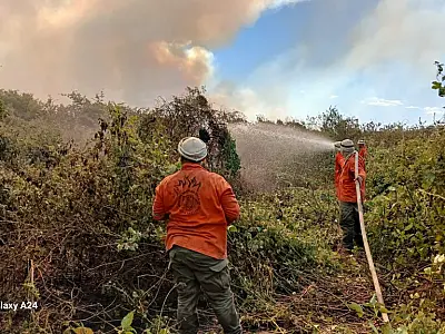 Brigada Alto Pantanal atua para reduzir incêndio na frente de escola Jatobazinho