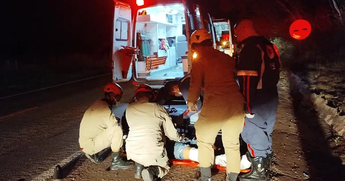 Pedestre sofre fratura exposta em atropelamento de moto no anel viário
