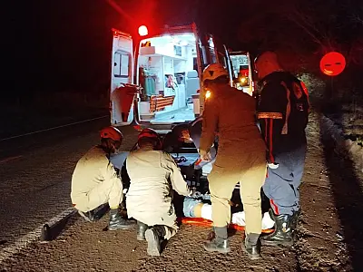 Pedestre sofre fratura exposta em atropelamento de moto no anel viário