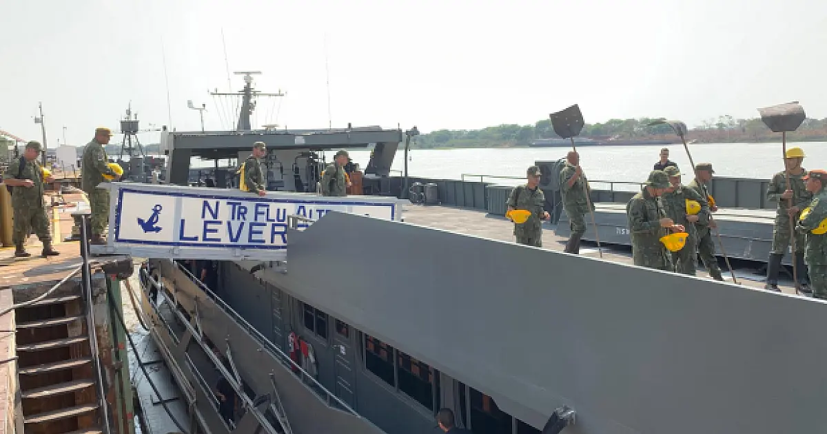 Mais um navio da Marinha segue para o Pantanal com fuzileiros brigadistas