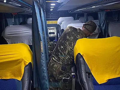 Mochila abandonada em ônibus é apreendida com 8,7 kg de Skunk