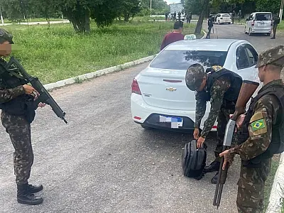 Casal de estrangeiros é preso com 6 kg de pasta base em mochila