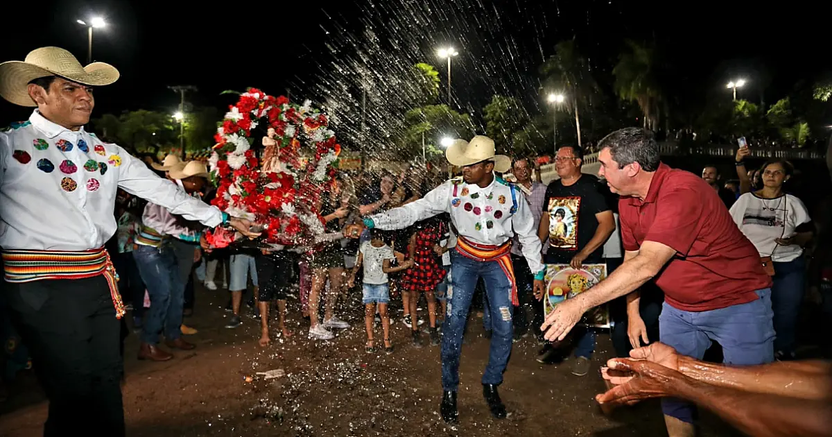 Em visita pelo interior de MS, Riedel participa do tradicional Banho de São de João em Corumbá