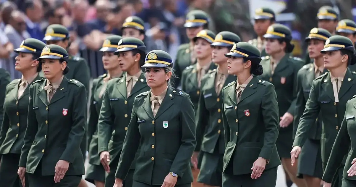 Sete mil mulheres se alistam no serviço militar em dois dias