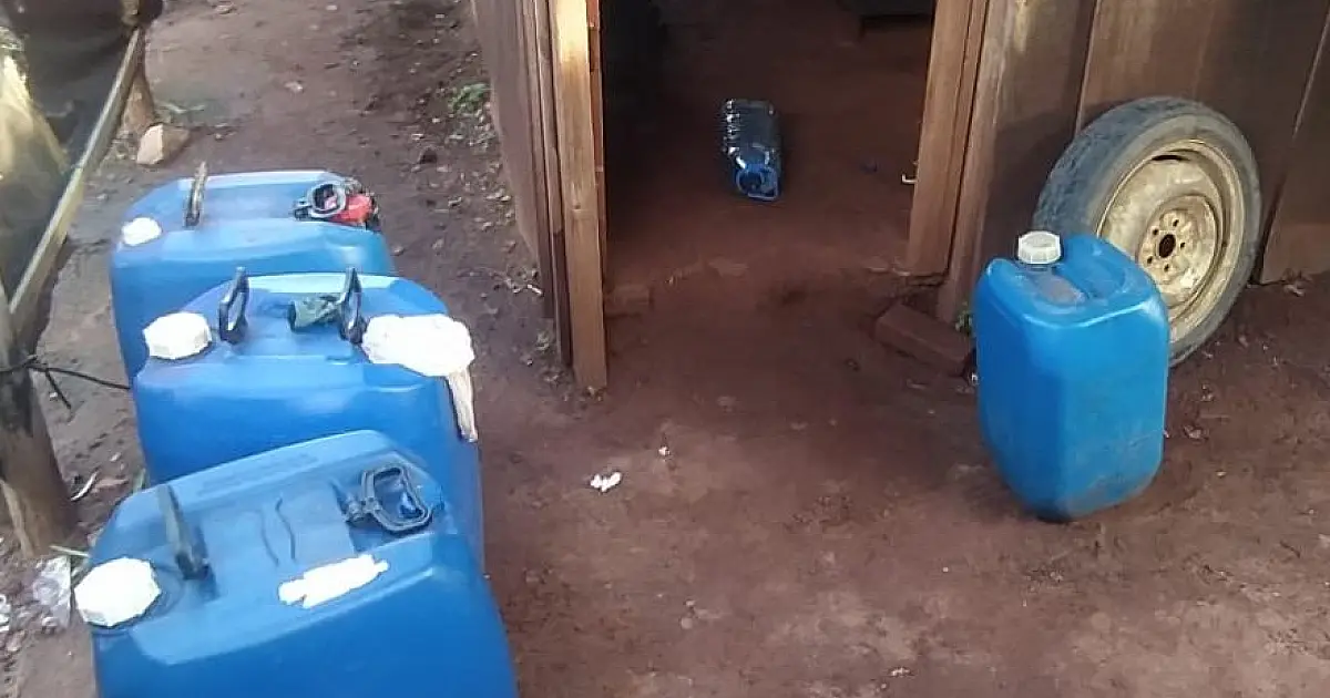 PM apreende 200 litros de gasolina armazenada ilegalmente em casa do Guaicurus