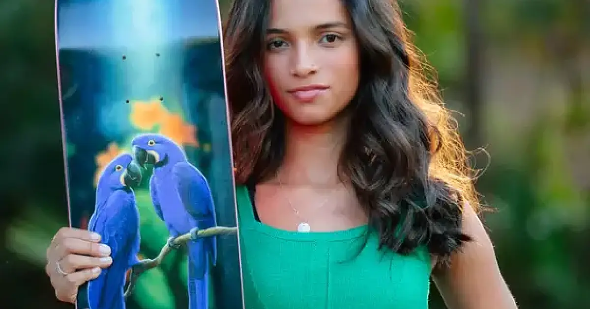 Rayssa carrega arara-azul no skate, "honra" para quem luta por preservação em MS