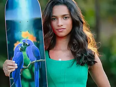 Rayssa carrega arara-azul no skate, "honra" para quem luta por preservação em MS