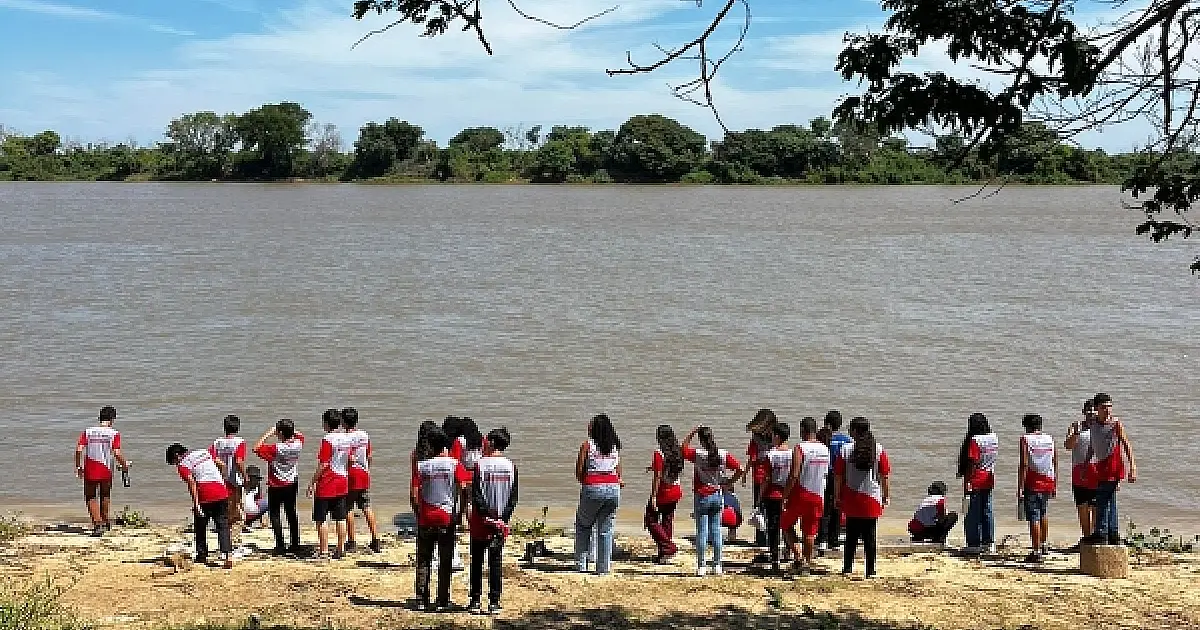 Estudantes exploram a APA Baía Negra em aula sobre turismo e natureza