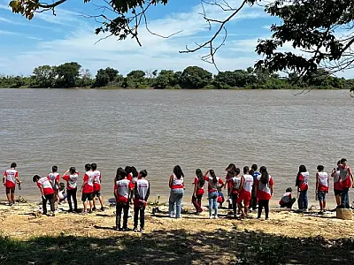 Estudantes exploram a APA Baía Negra em aula sobre turismo e natureza