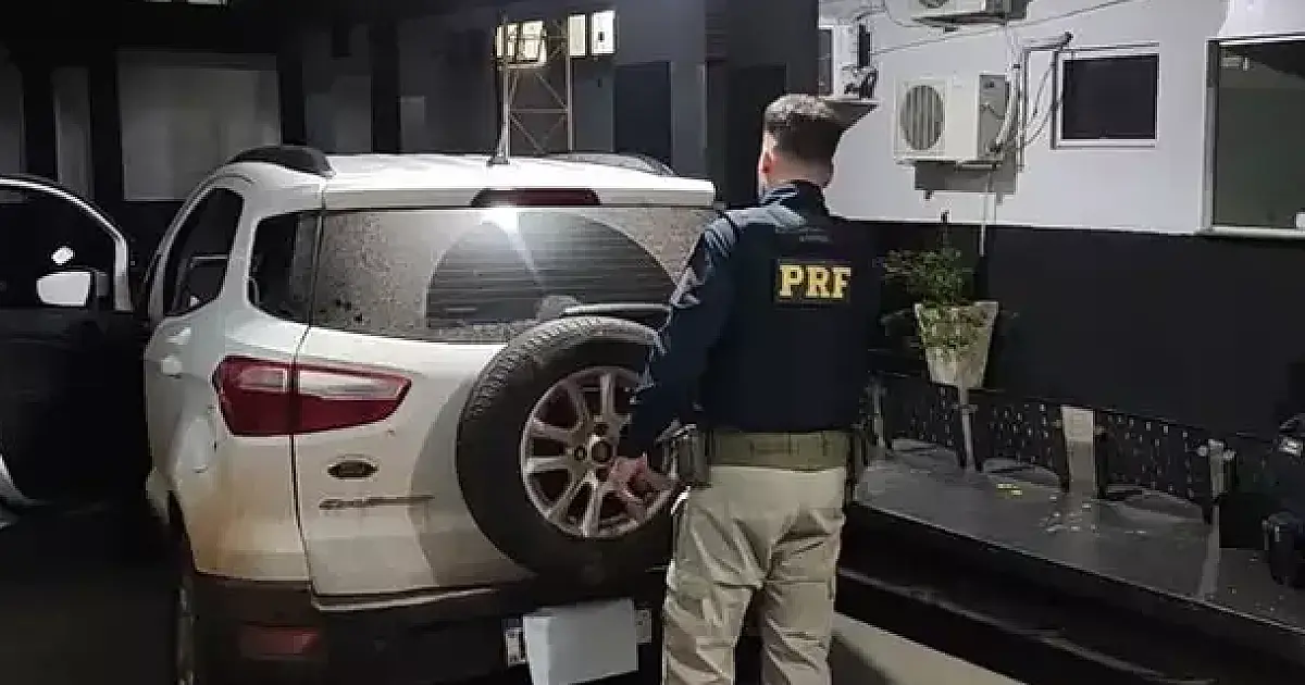 PRF apreende 900 kg de drogas após perseguição que terminou com carro em vala