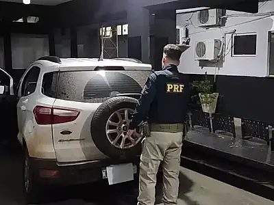 PRF apreende 900 kg de drogas após perseguição que terminou com carro em vala