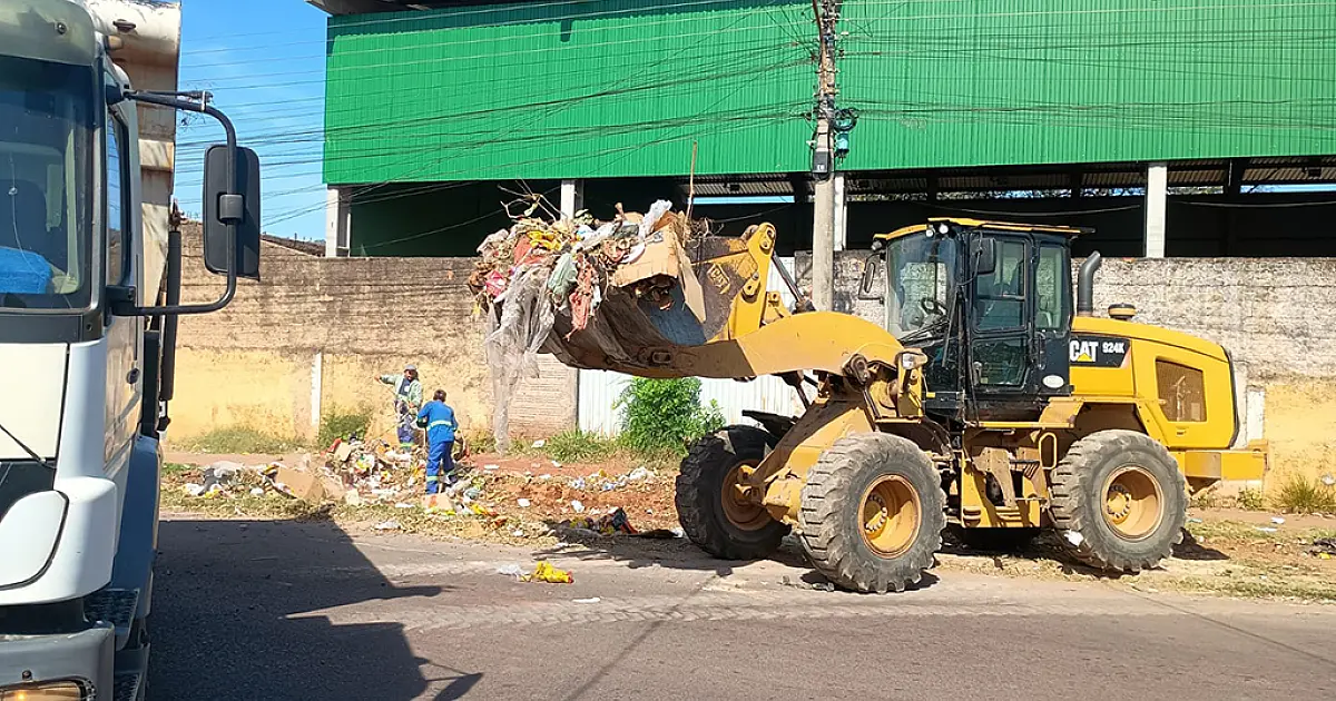 Acúmulo de lixo é retirado de esquina usada como ponto de descarte em Corumbá