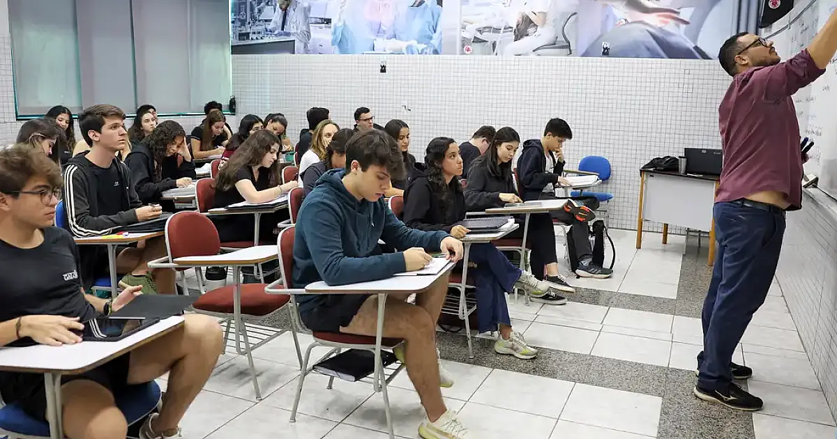 Candidatos se preparam para prova de redação do Enem no domingo
