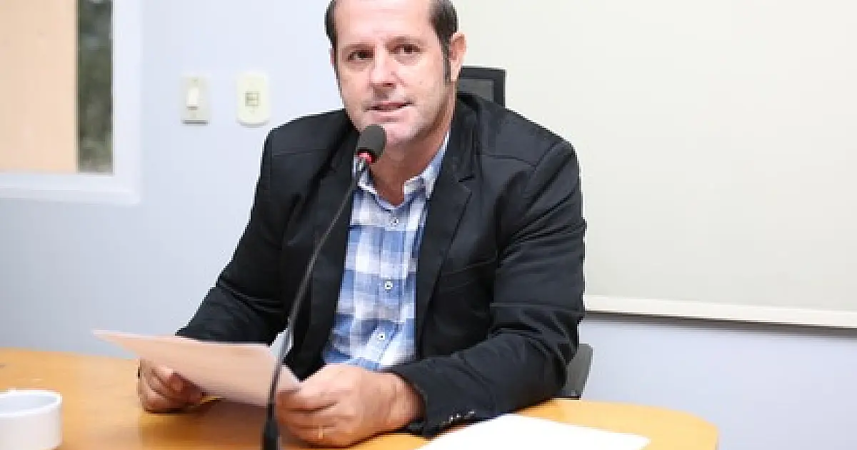 Solicitada recuperação de pavimento asfáltico de via no bairro Guatós