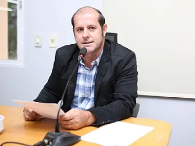 Solicitada recuperação de pavimento asfáltico de via no bairro Guatós