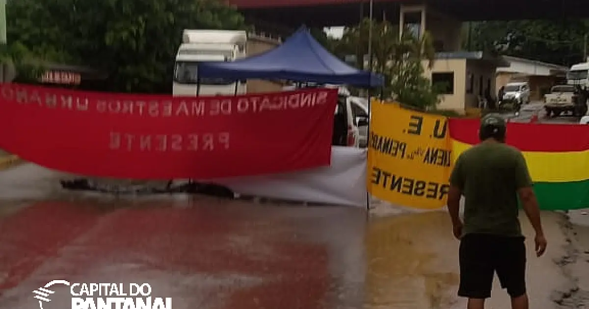 Professores mantém fronteira bloqueada durante o dia e liberam à noite