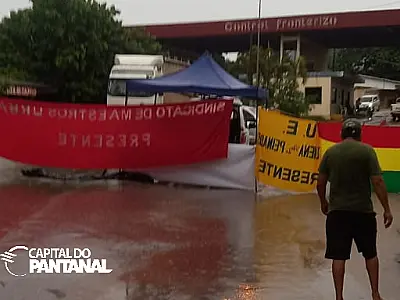 Professores mantém fronteira bloqueada durante o dia e liberam à noite