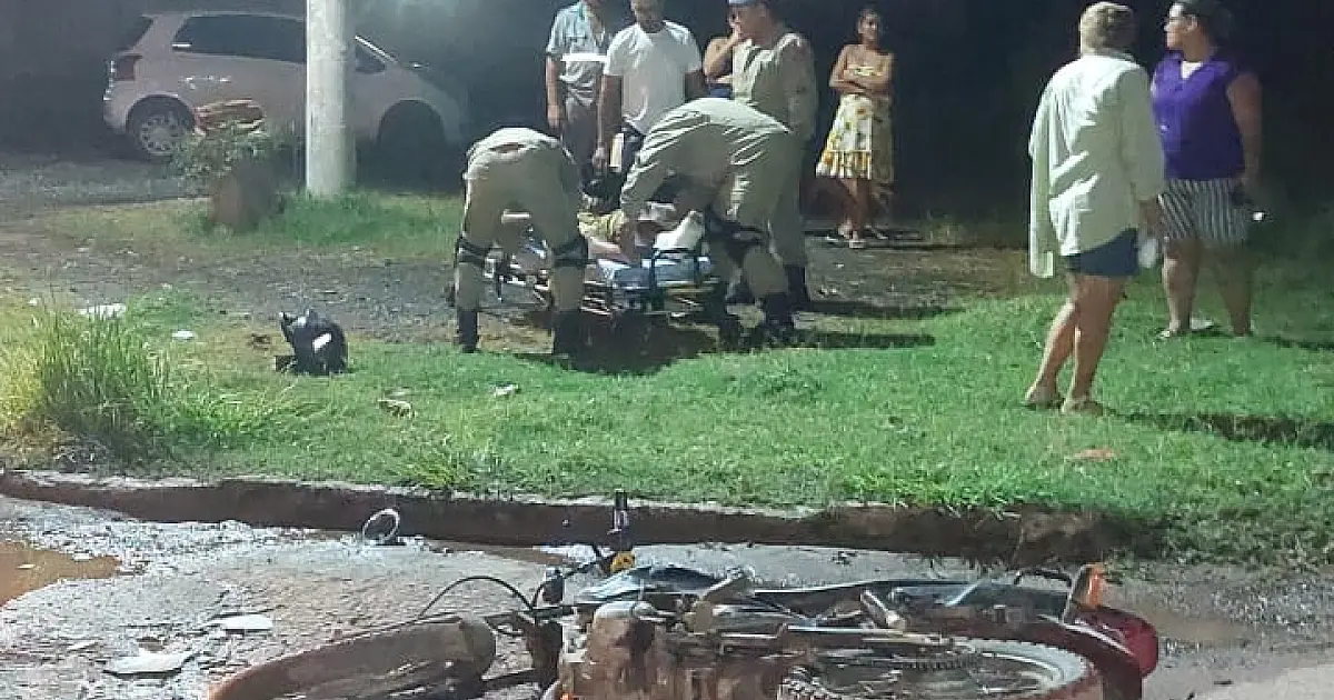 Colisão entre carro e moto deixa homem ferido em Ladário