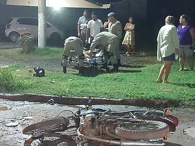 Colisão entre carro e moto deixa homem ferido em Ladário