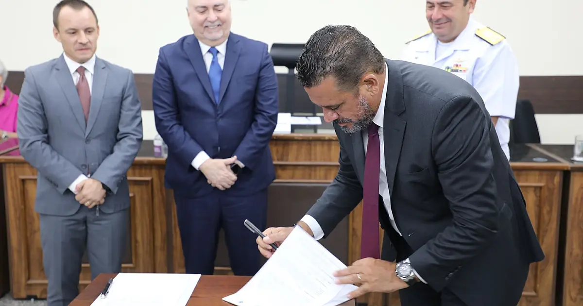 Presidente do TJ entrega melhorias e assina parcerias em Corumbá