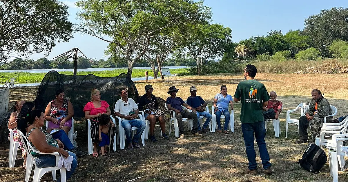 Moradores da APA Baía Negra aprendem sobre hábitos dos grandes felinos do Pantanal